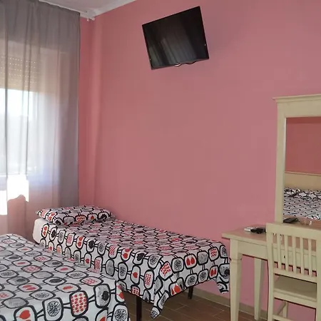 Hotel Torvaianica فندق 2*